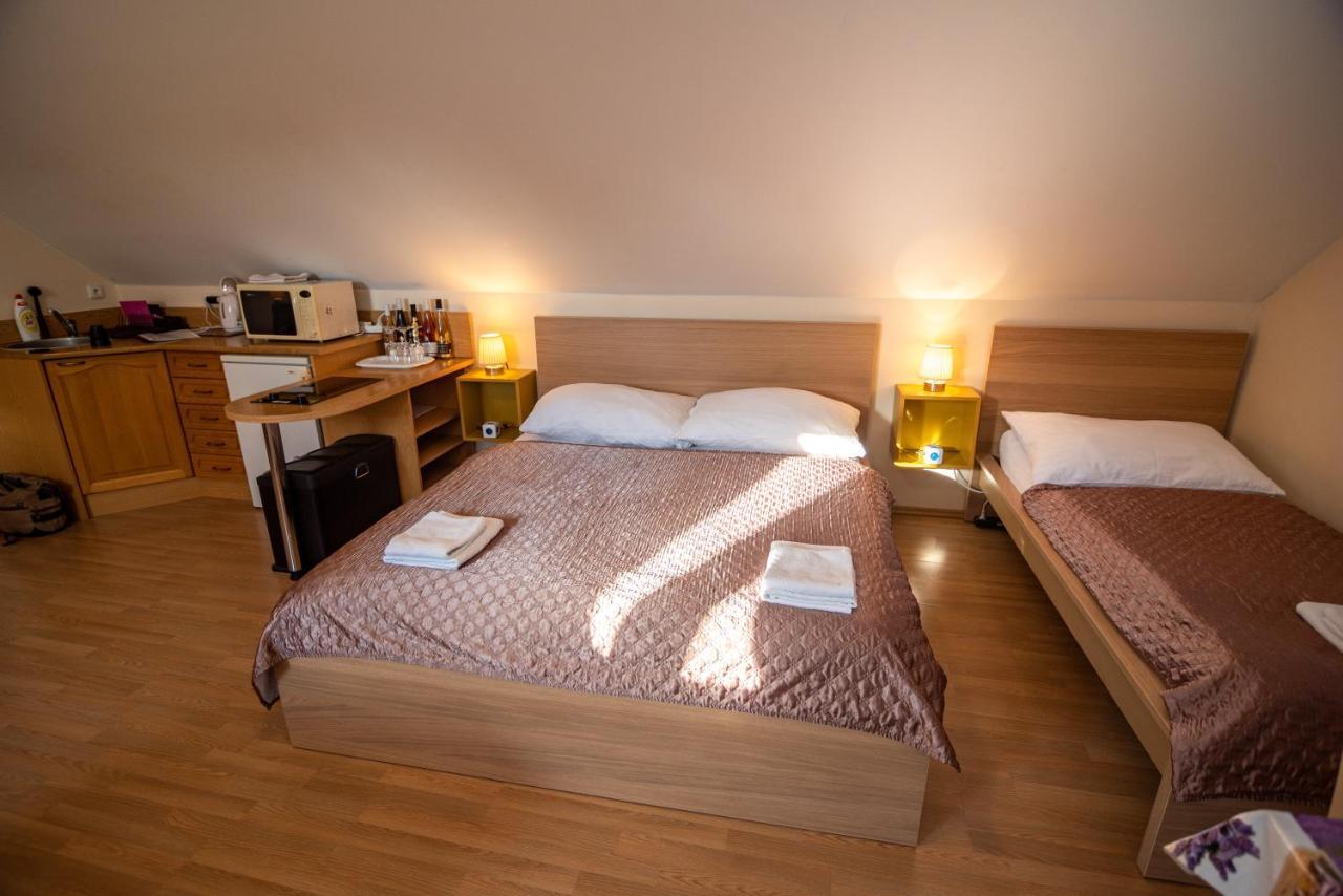 Apartman A Ubytovani U Machu Mikulov Exterior photo